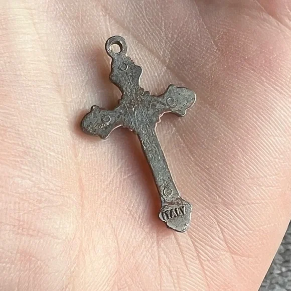Inri Cross Pendant - Picture 4 of 4